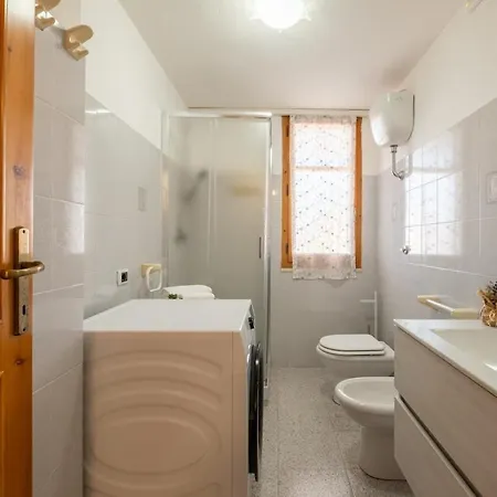 1-minute Walk To The Beach- Large Equipped House Appartamento