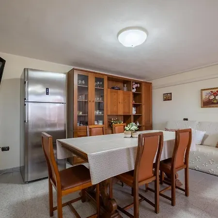 1-minute Walk To The Beach- Large Equipped Apartment